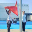 青岛为明学校中小学部举行“青春誓言震云霄,奋楫笃行迎期末”及“珍爱生命,远离毒品”主题升旗仪式