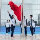 丹枫染秋迎华诞 红旗映志启新程||青岛为明学校高中部举行“五星红旗在我心中”主题升旗仪式