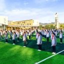 青岛为明学校中小学部举行“红色基因代代传”及“霜降知寒意 温暖传校园”主题升旗仪式