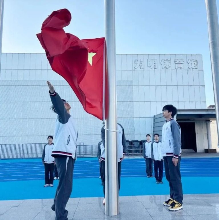 青岛为明学校中小学部举行“重阳敬老”主题升旗仪式