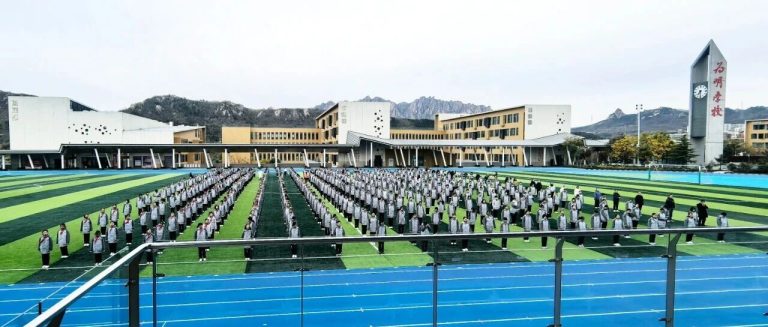 青岛为明学校中小学部举行“世界问候日”主题升旗仪式