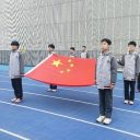 青岛为明学校中小学部举行“与春风相伴，与安全同行”及“爱国好习惯之忆清明，缅先烈，思奋进”主题升旗仪式