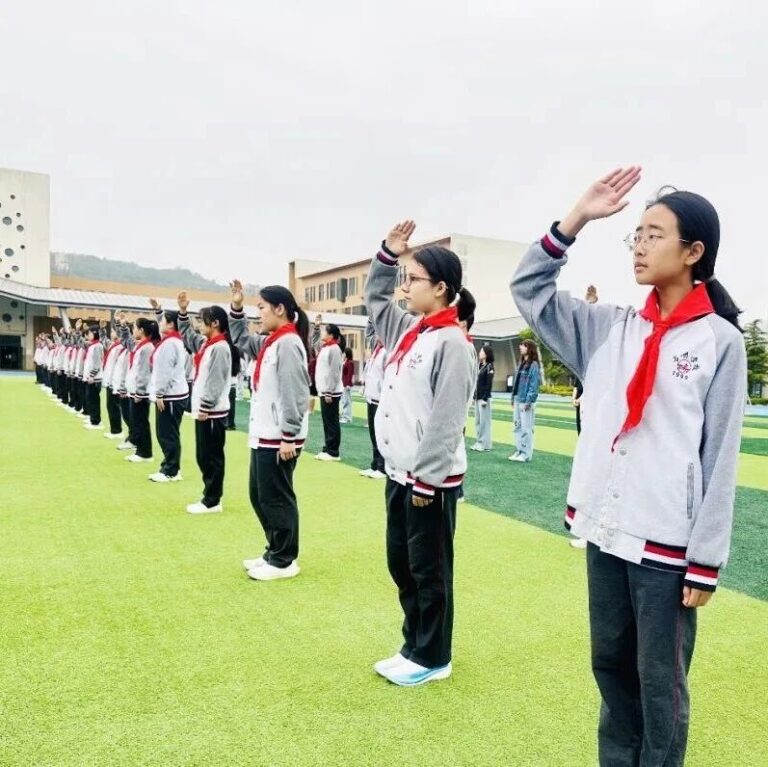 悦纳自己，拥抱阳光——青岛为明学校初中部举行“5·25”心理健康日主题升旗仪式