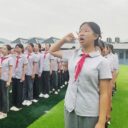 青岛为明学校中小学部举行“守望和平之光，青春向阳生长”及“月圆中秋韵 传承中华情”主题升旗仪式