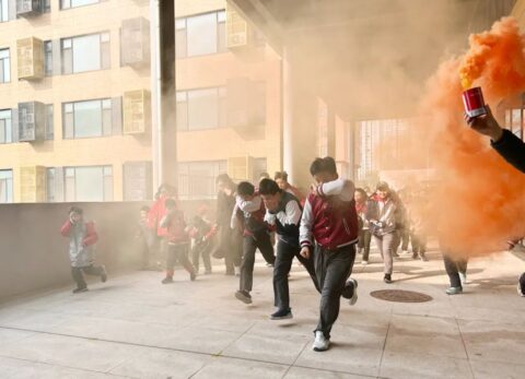 预防为主 生命至上||青岛为明学校小学部开展学生公寓消防疏散演练活动