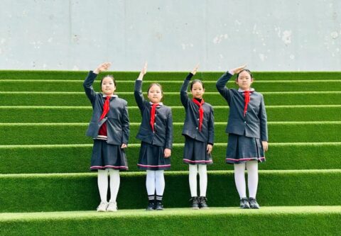 【全环境立德树人】青岛为明学校中小学部举行“绿色家园，健康你我” 、“弘扬民族精神，凝聚强国力量”主题升旗仪式